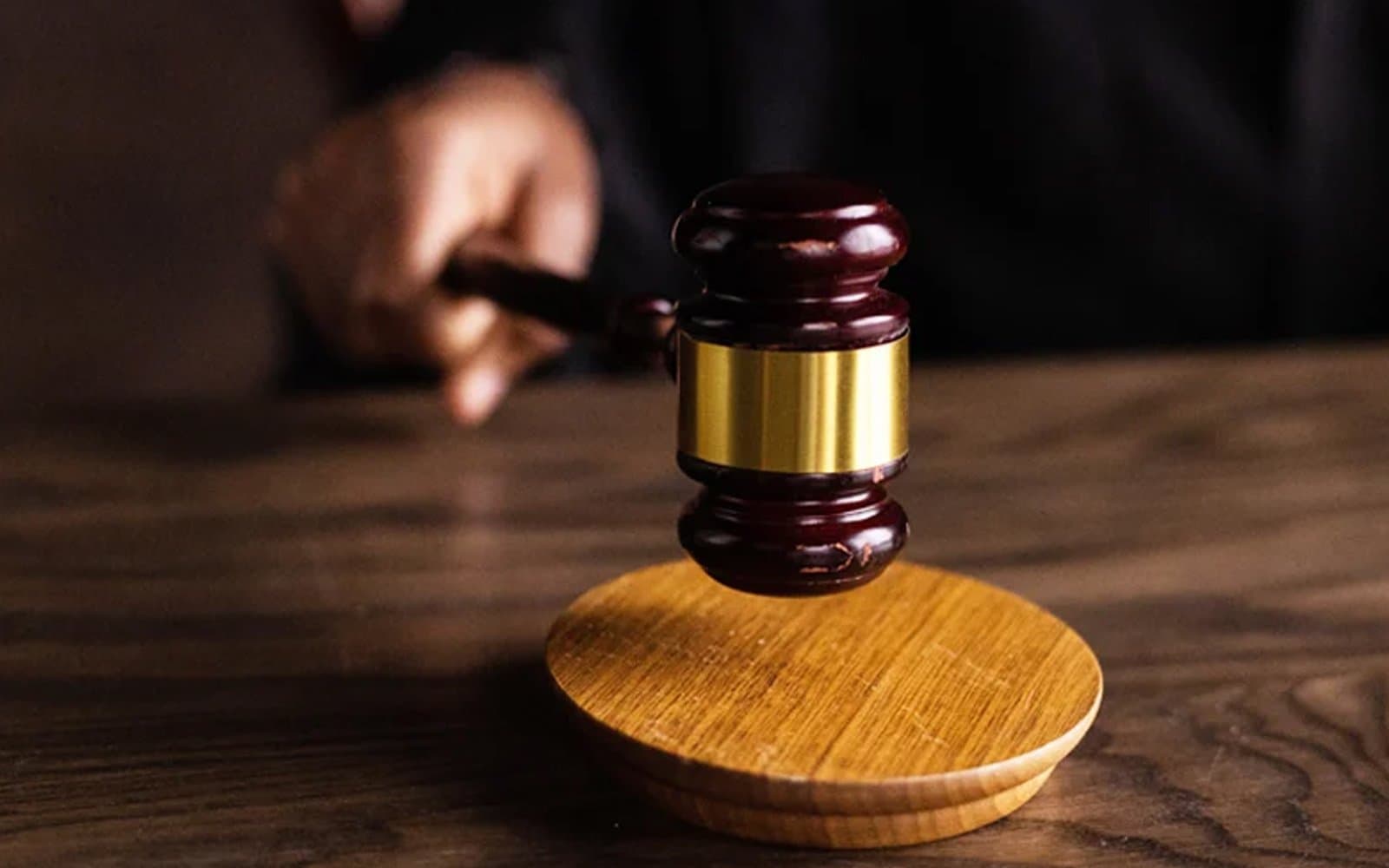 Cover Image for Gym trainer pleads guilty to threatening to splash woman with acid