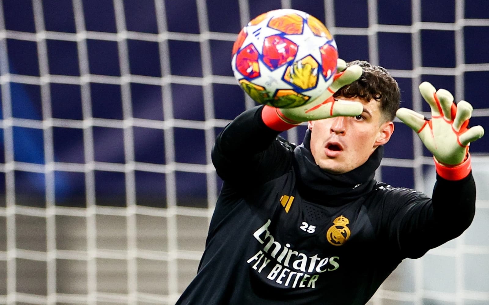 Cover Image for Arsenal sign Spanish keeper Kepa from Chelsea