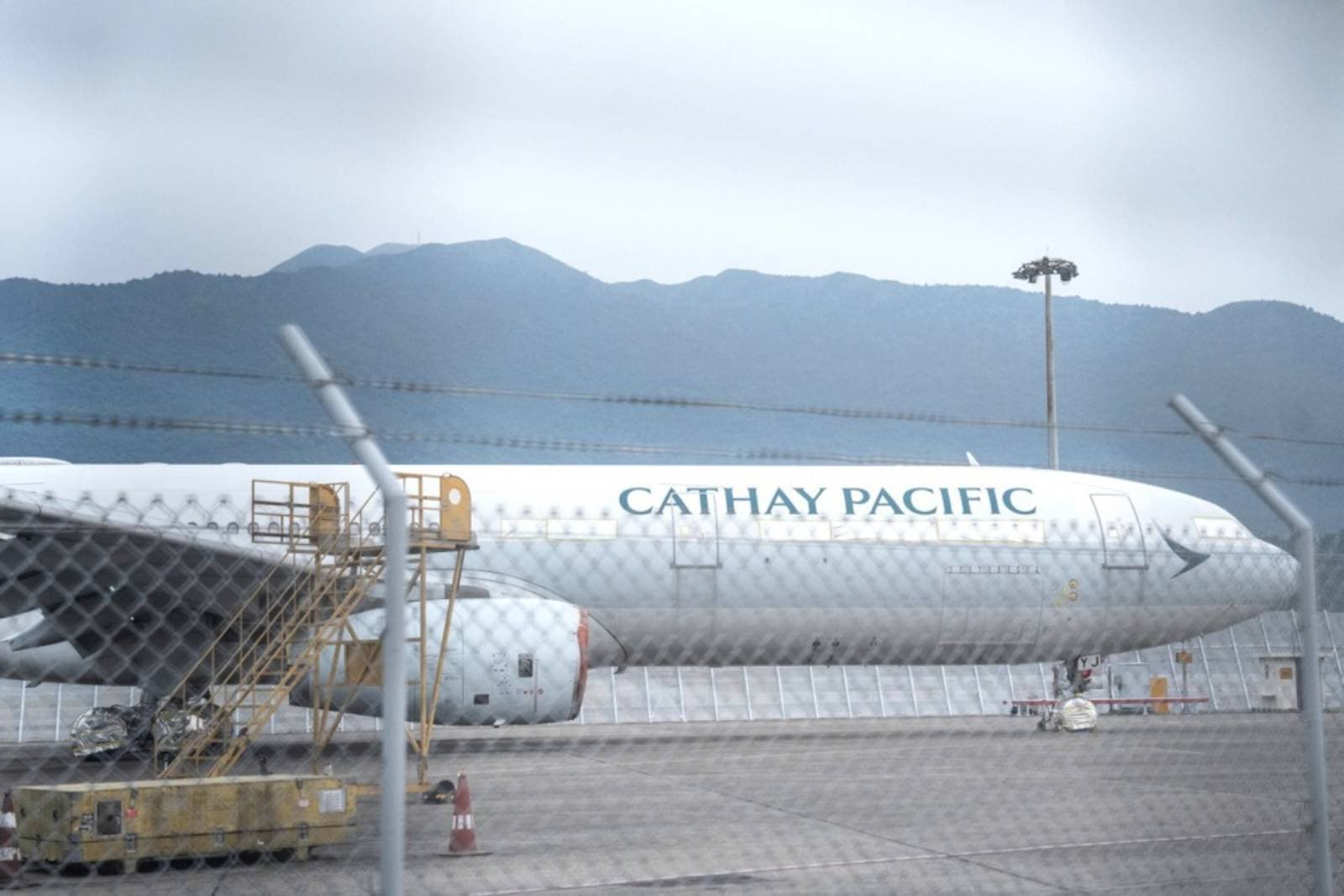 Cover Image for Hong Kong’s Cathay Pacific unveils deal to buy 14 Boeing jets