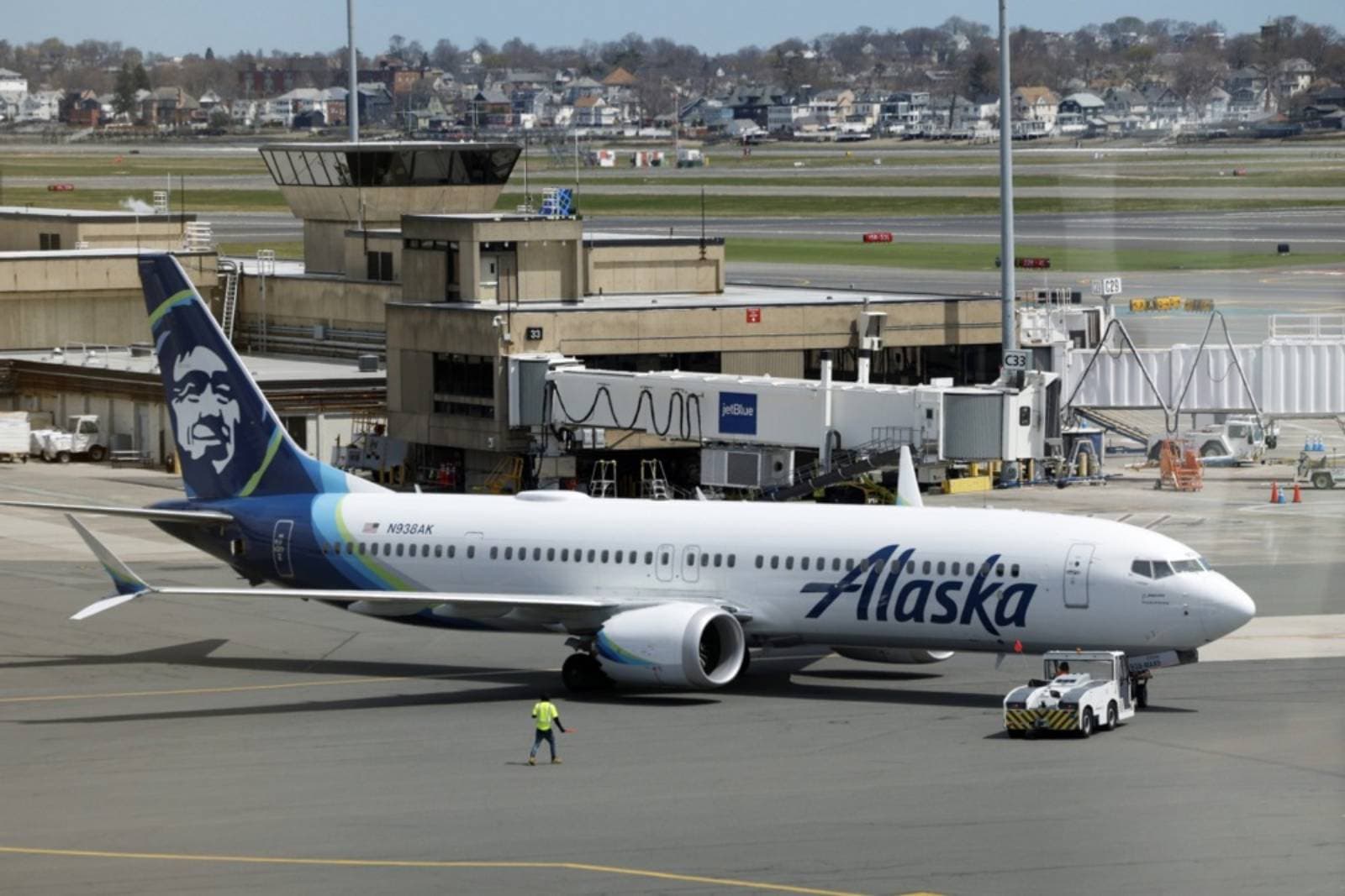 Cover Image for Alaska Airlines grounds all flights after IT outage disrupts systems