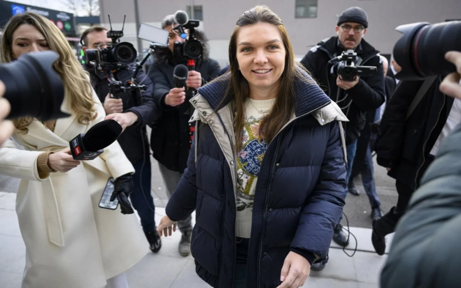 Cover Image for Halep blasts tennis doping body for showing leniency to Swiatek