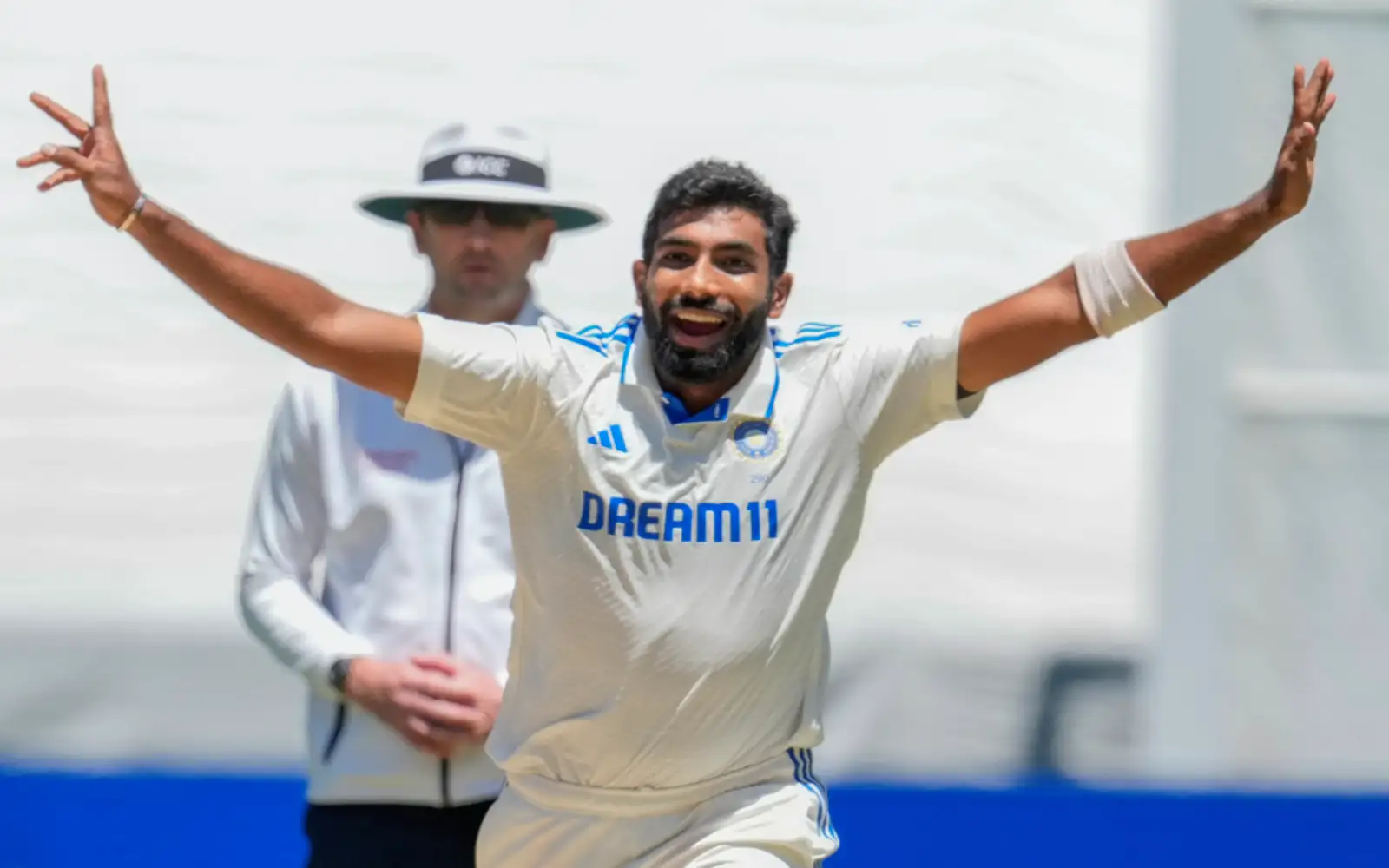 Cover Image for Barnstorming Bumrah bowls India back into Melbourne test