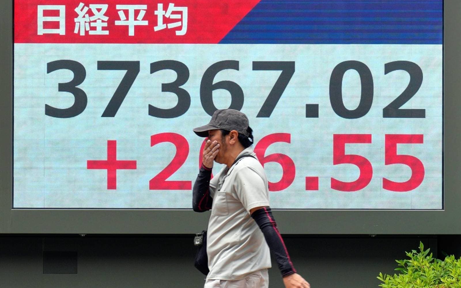 Cover Image for Stocks fluctuate as traders await next moves in Trump’s trade war