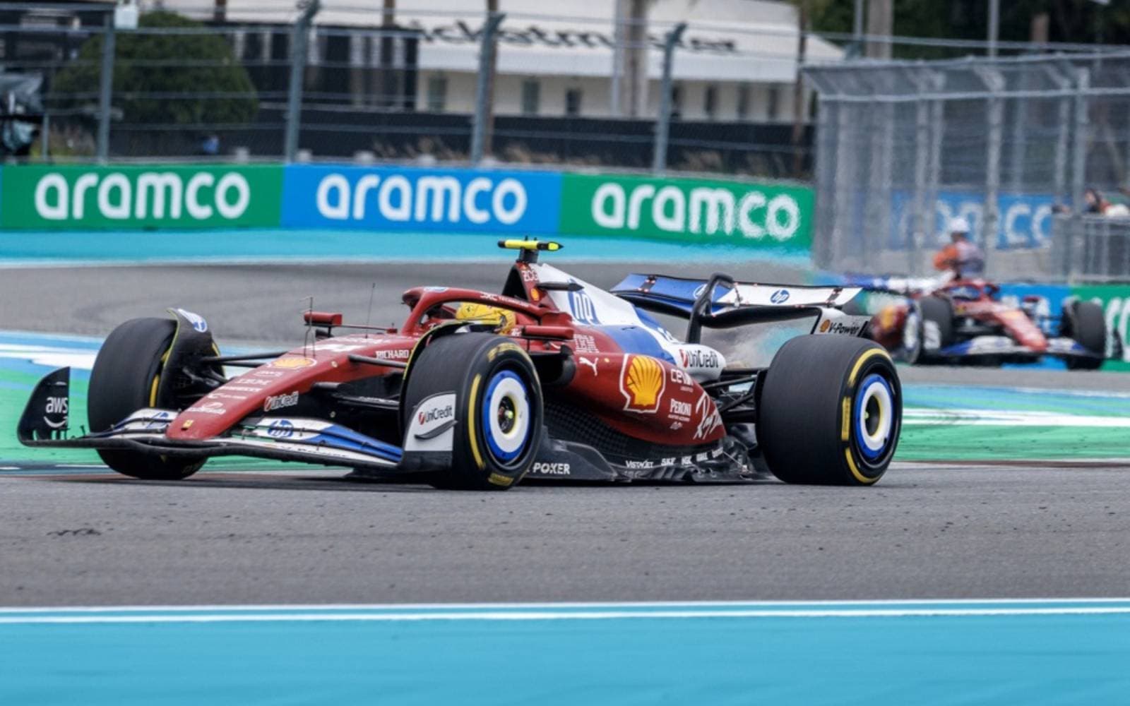 Cover Image for Sarcastic Hamilton tells Ferrari to take a tea-break