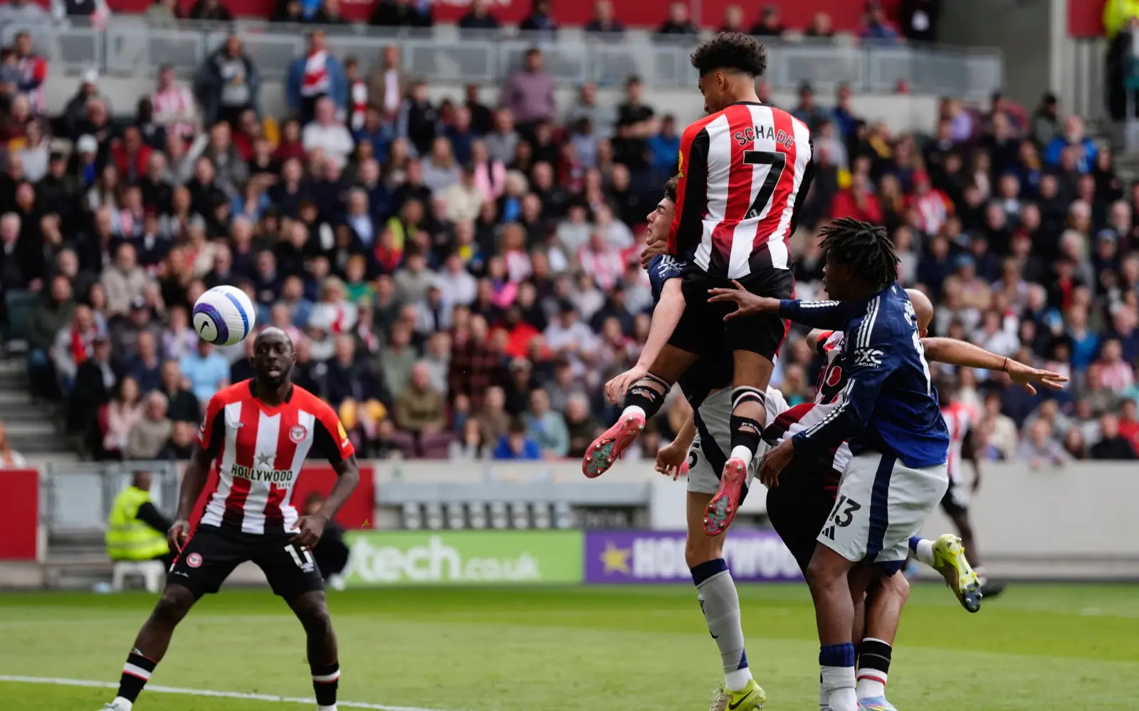 Cover Image for Brentford boost European hopes with win over Man Utd in seven-goal thriller