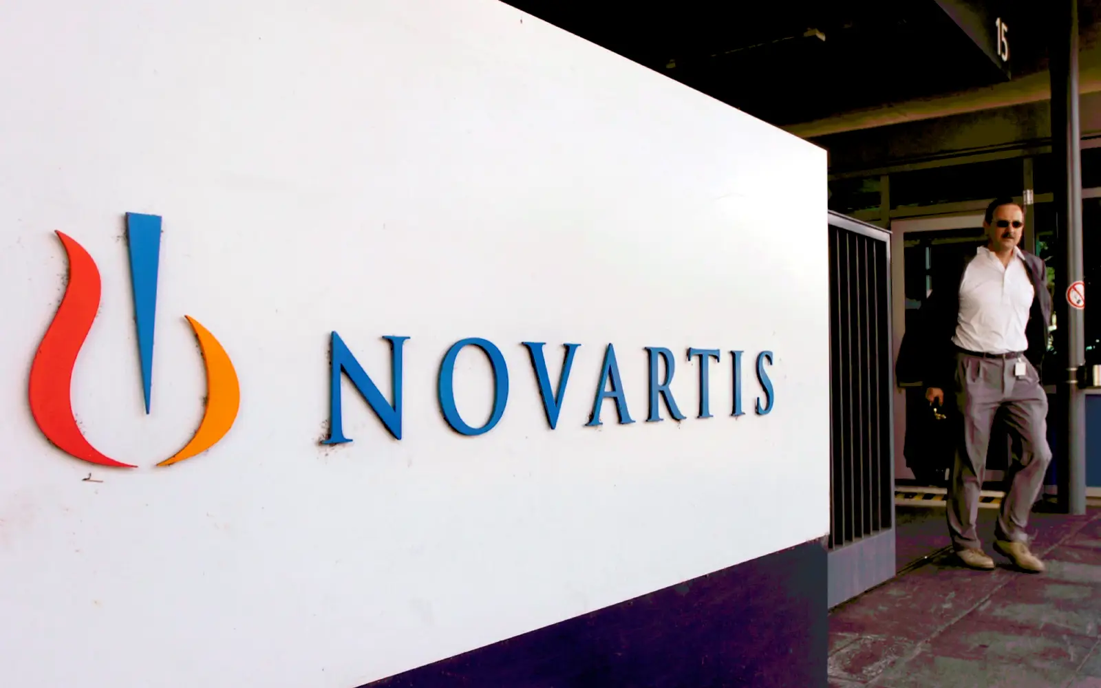Cover Image for Trump meets Novartis CEO, says drugmaker building 11 US plants