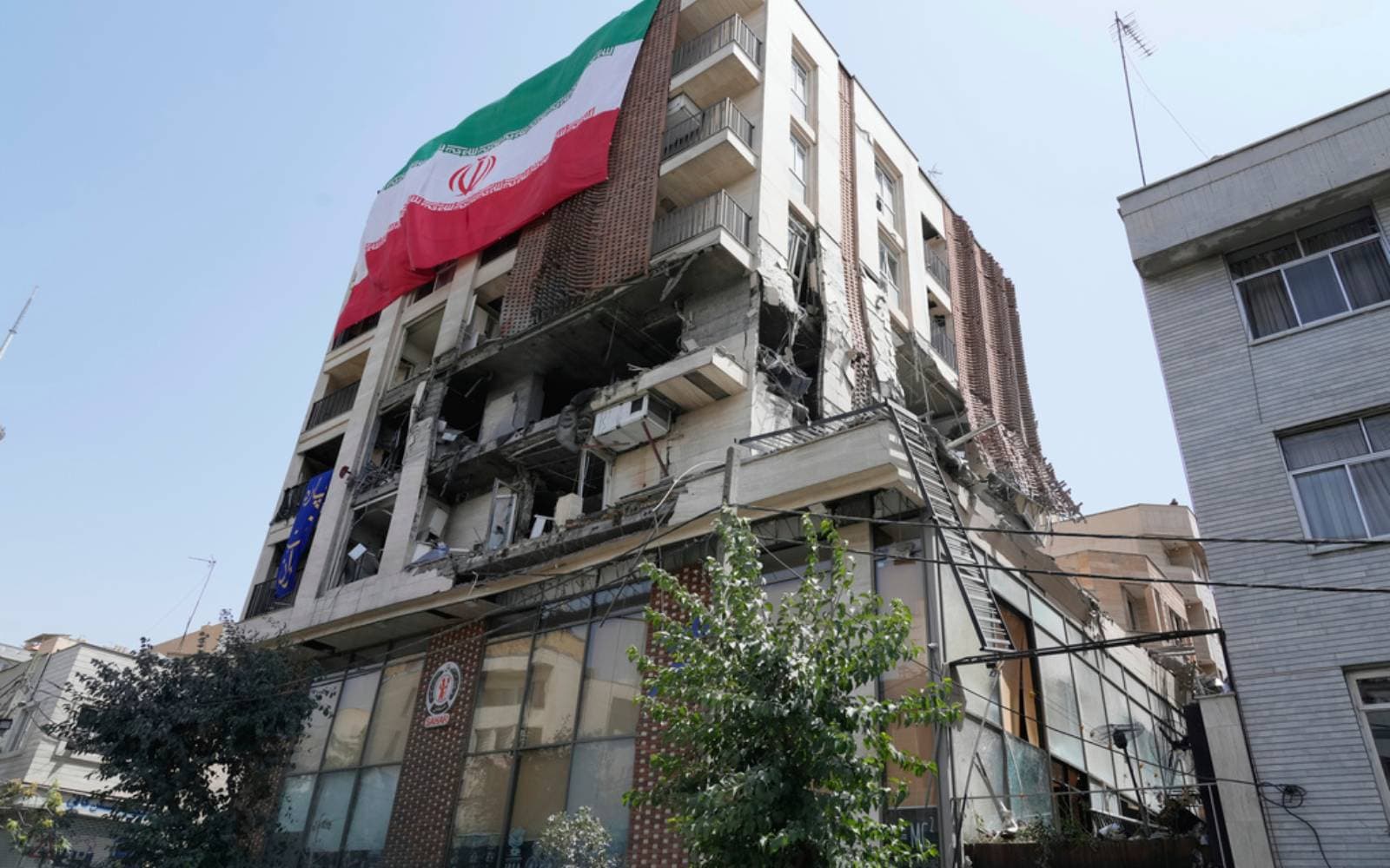 Cover Image for 2 Iranian Revolutionary Guards killed clearing explosives after Israel war