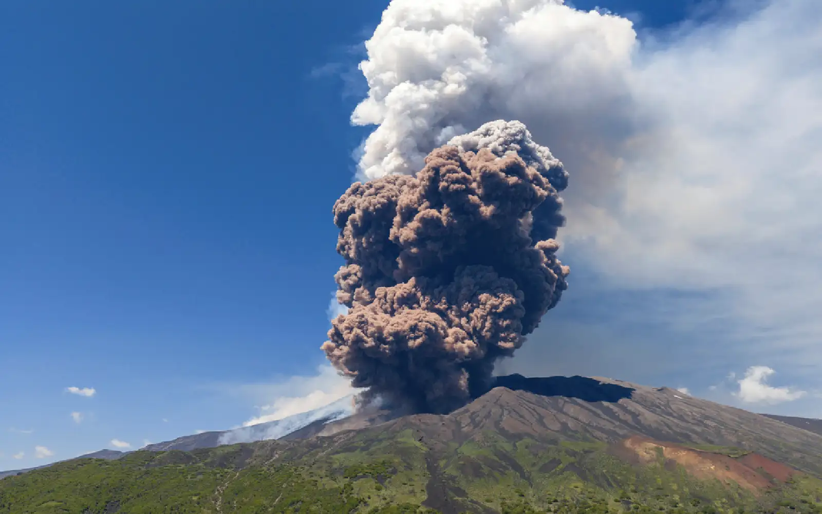 Cover Image for Massive plume of ash, gas spews from Italy’s Mount Etna