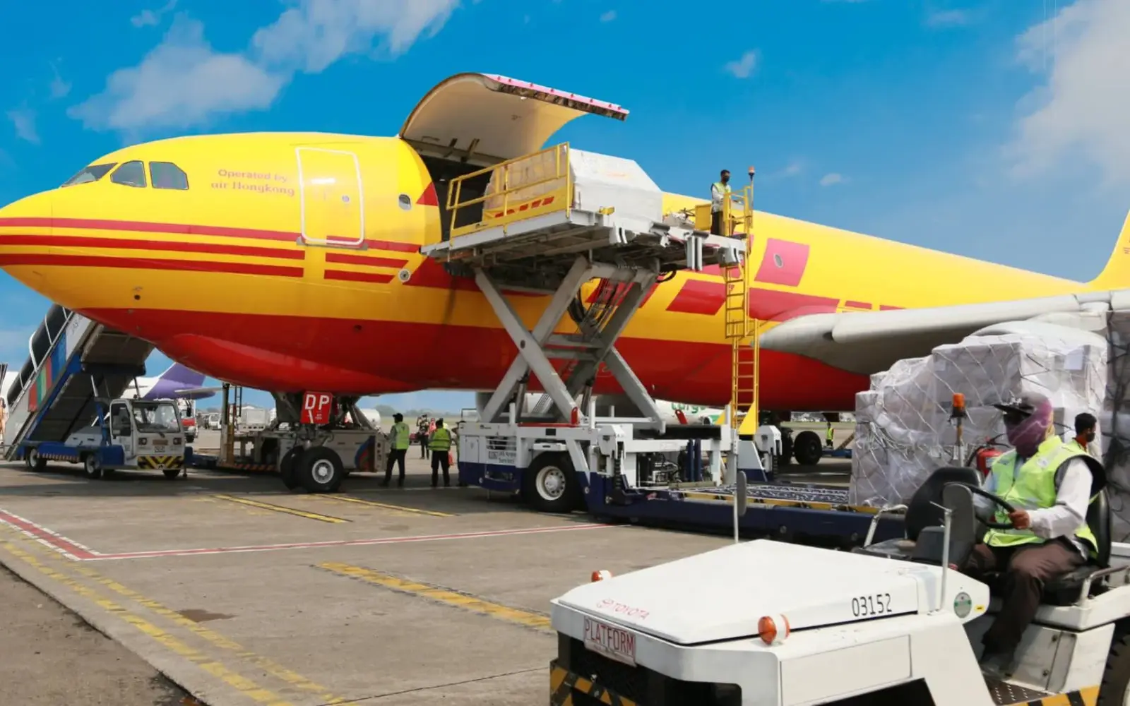 Cover Image for DHL continues to accept Middle East orders, but warns of delays
