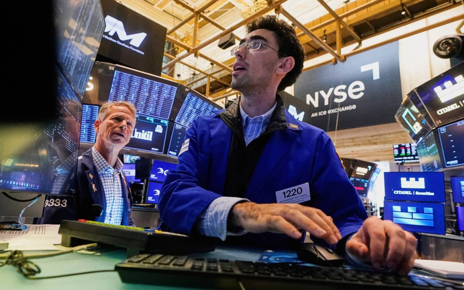 Cover Image for Nasdaq tumbles, European shares rise on Ukraine peace efforts