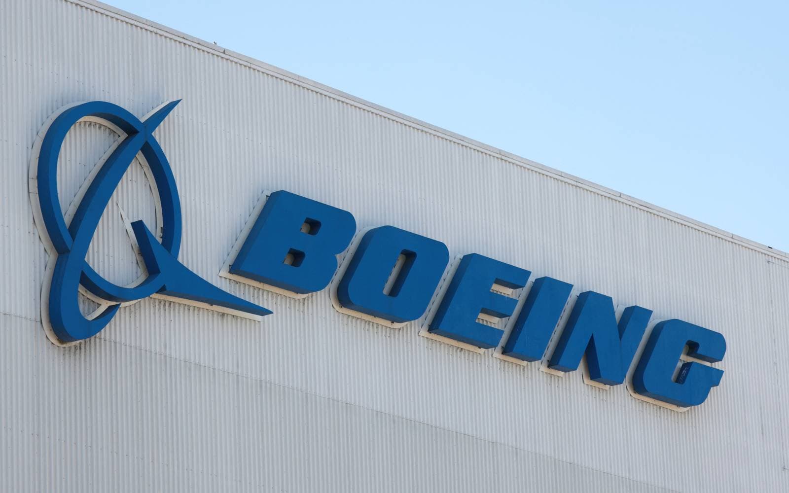 Cover Image for Boeing in talks to sell up to 500 planes to China