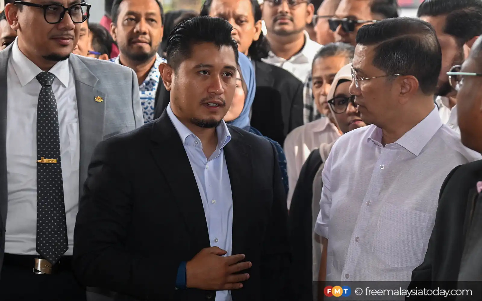 Cover Image for Pemimpin PN hadir beri sokongan untuk Hilman di mahkamah