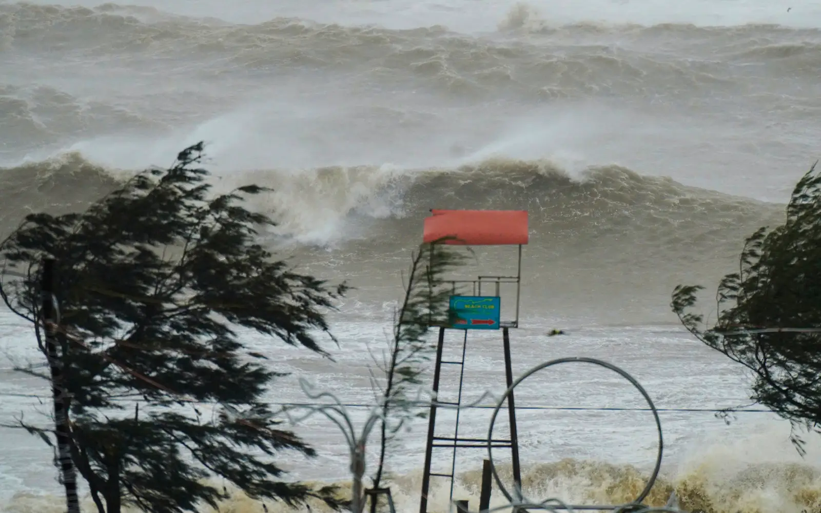 Cover Image for Typhoon Kajiki lashes Vietnam, killing 1 as thousands evacuate