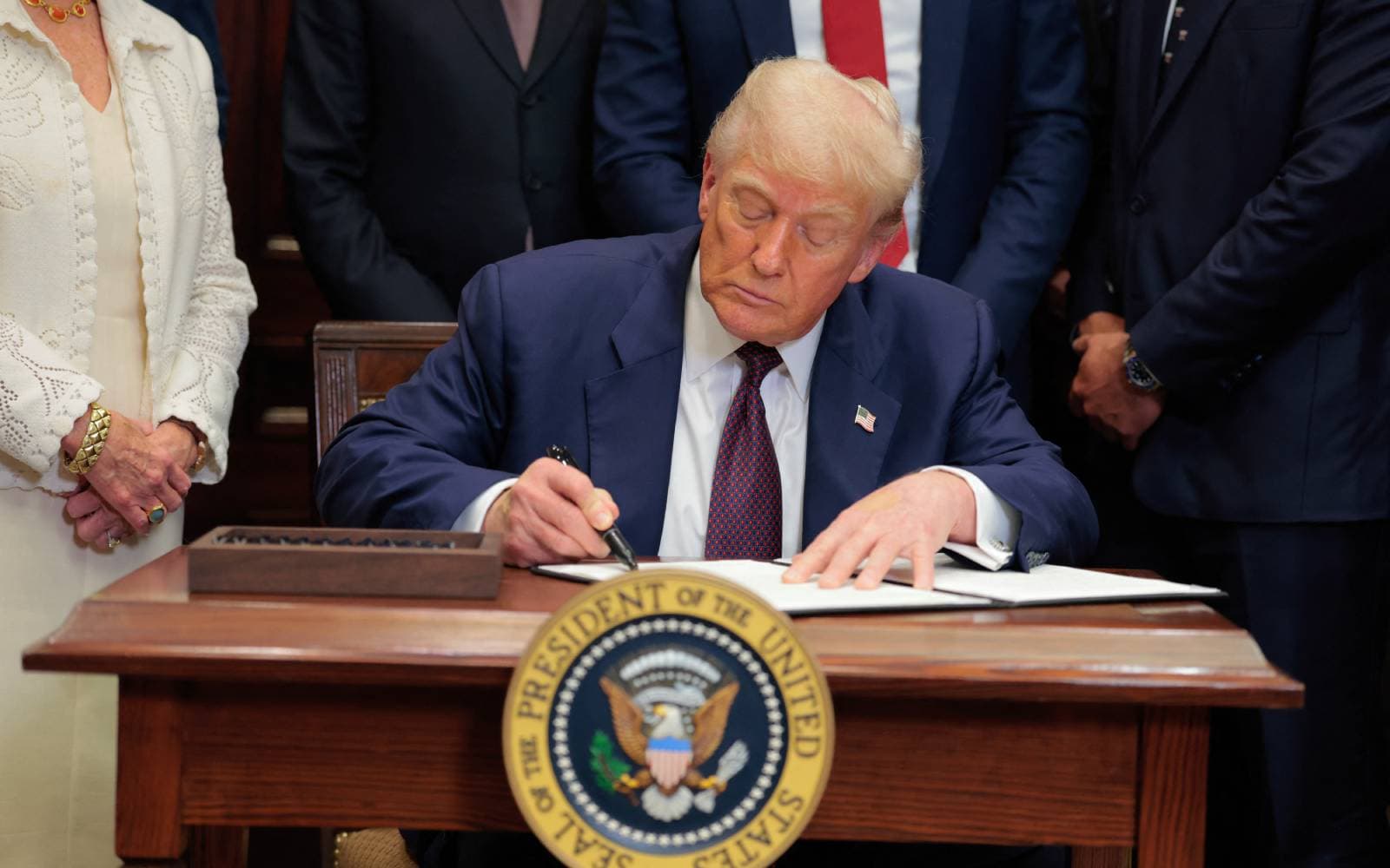 Cover Image for Trump signs order to pay troops during US government shutdown