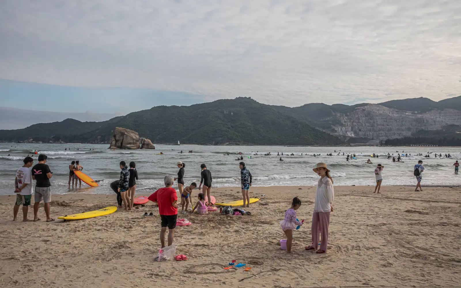Cover Image for Chinese tourist city Sanya shuts down as Typhoon Kajiki intensifies