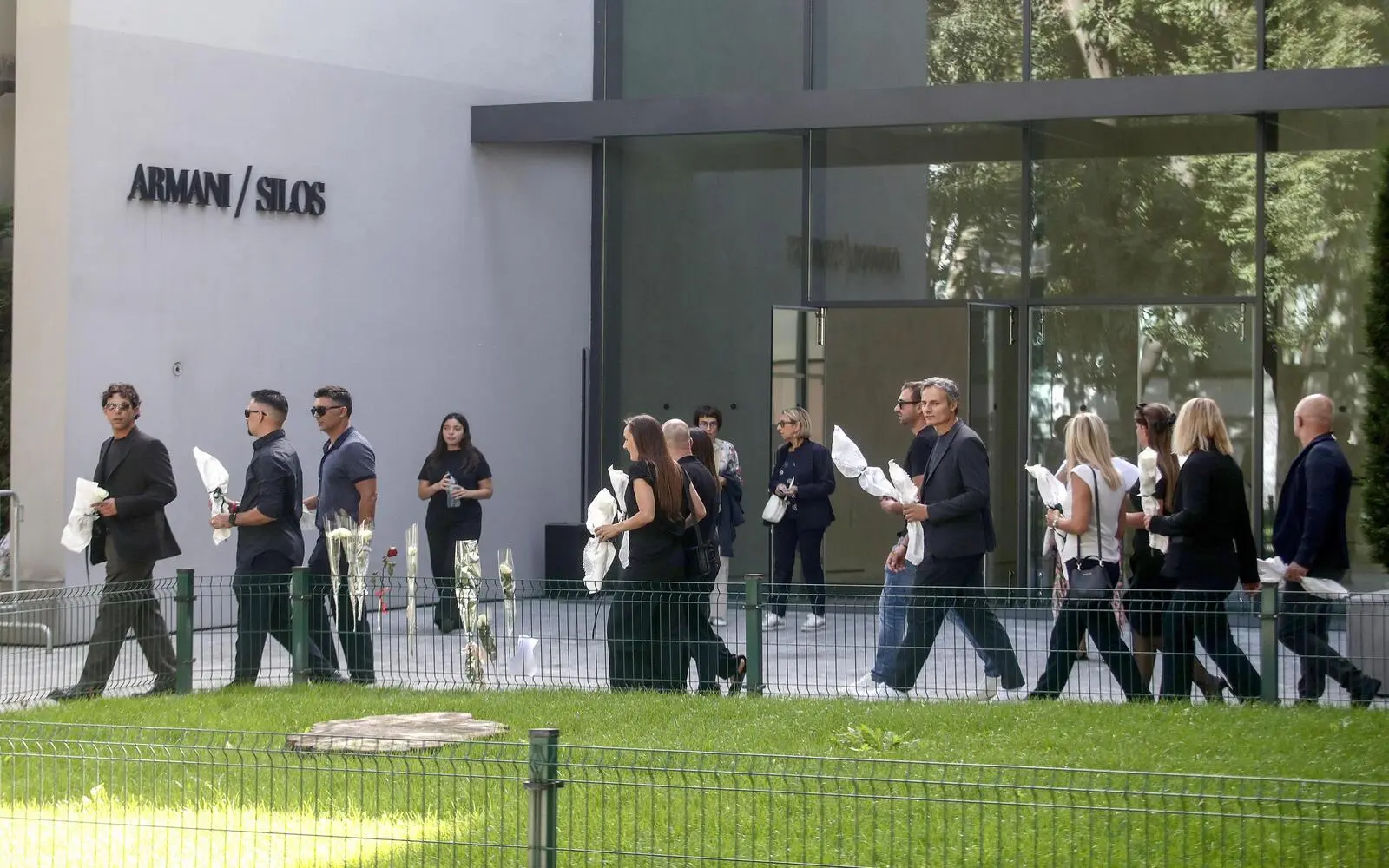 Cover Image for Former workers bid farewell to Giorgio Armani, who was ‘like a father’