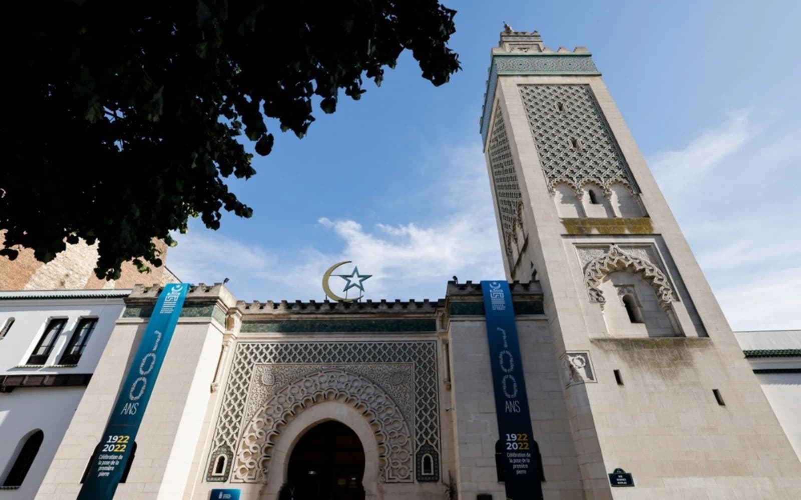 Cover Image for At least nine pig heads left outside mosques in Paris region