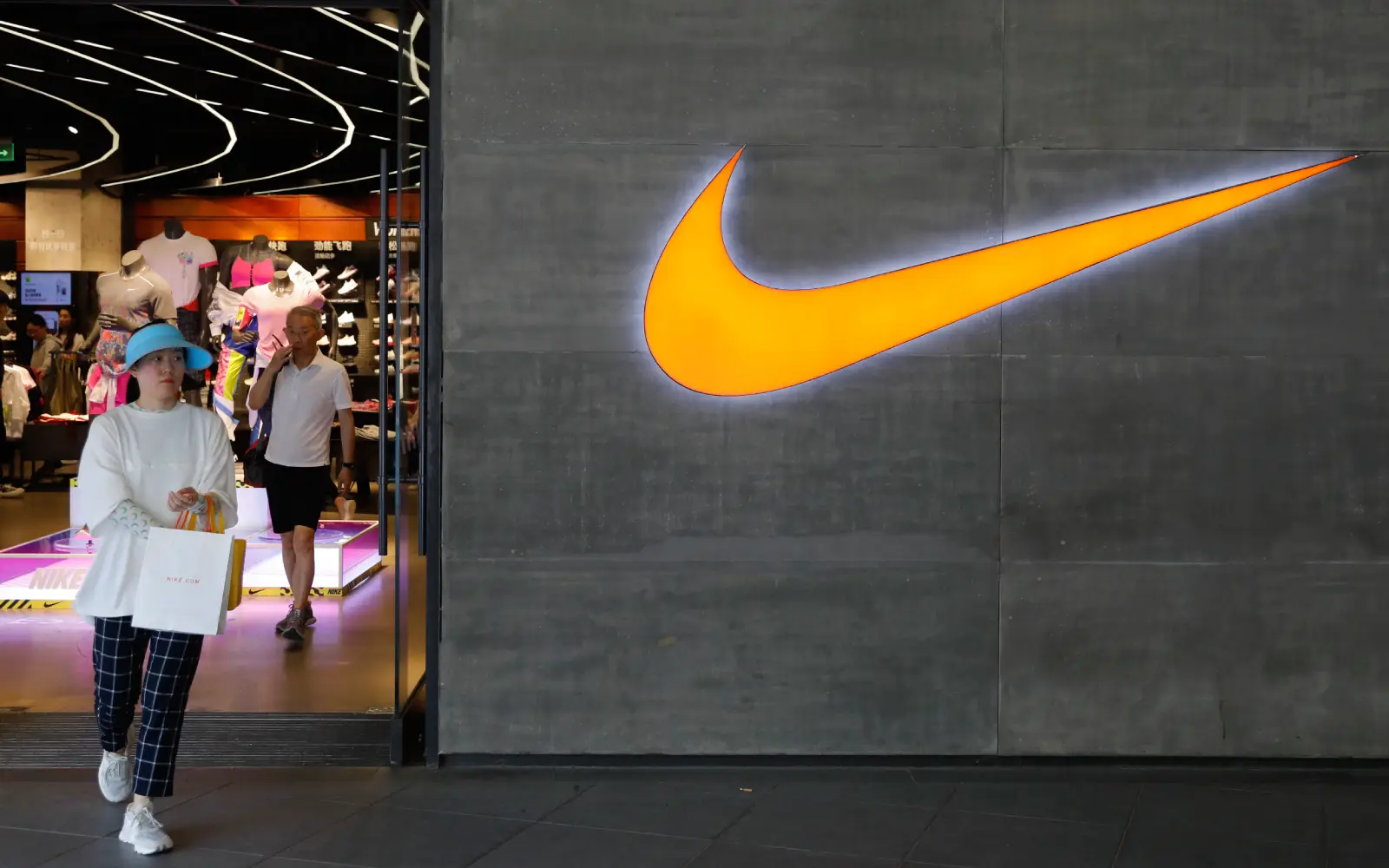 Cover Image for Nike’s shares slump as China struggles continue