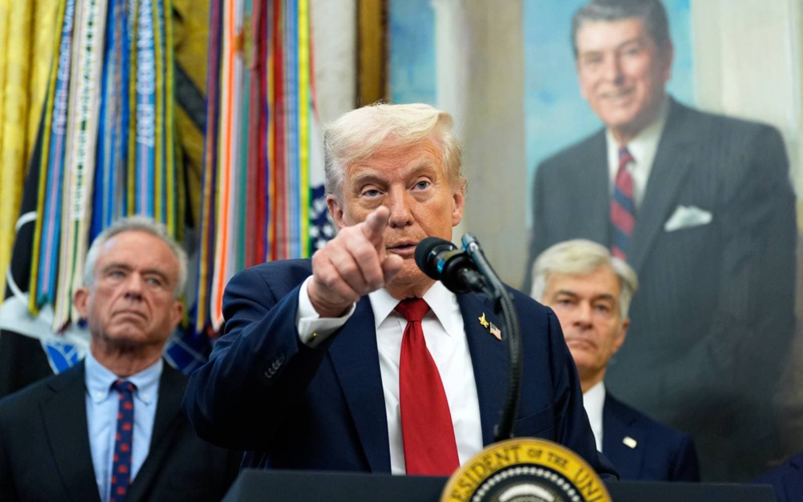 Cover Image for Trump threatens to pull US support if Israel annexes West Bank