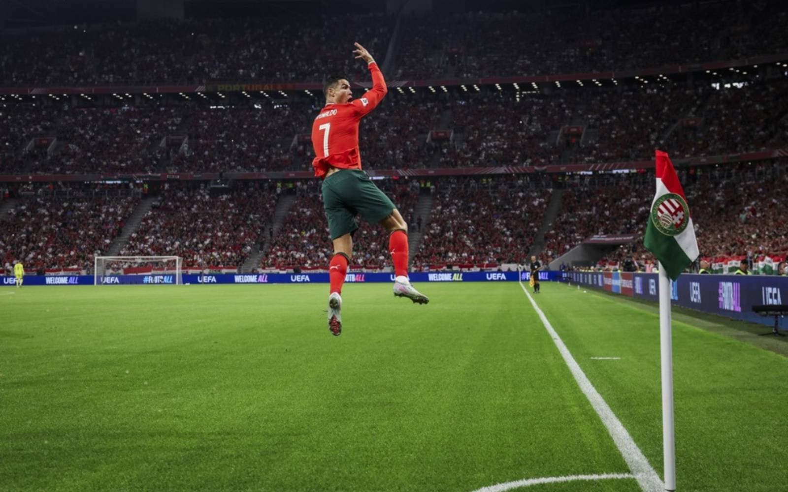Cover Image for Billionaire Ronaldo tops Forbes footballer rich list again
