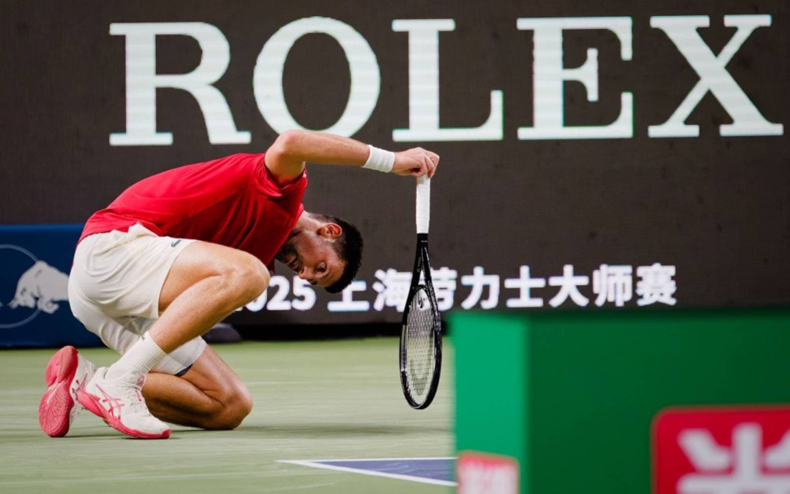 Cover Image for Djokovic vanquishes exhaustion to push through to Shanghai quarters