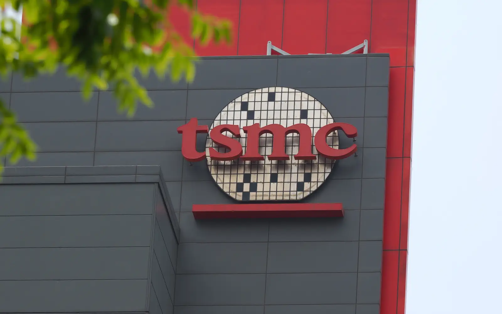 Cover Image for Taiwan’s TSMC logs net profit jump on AI boom