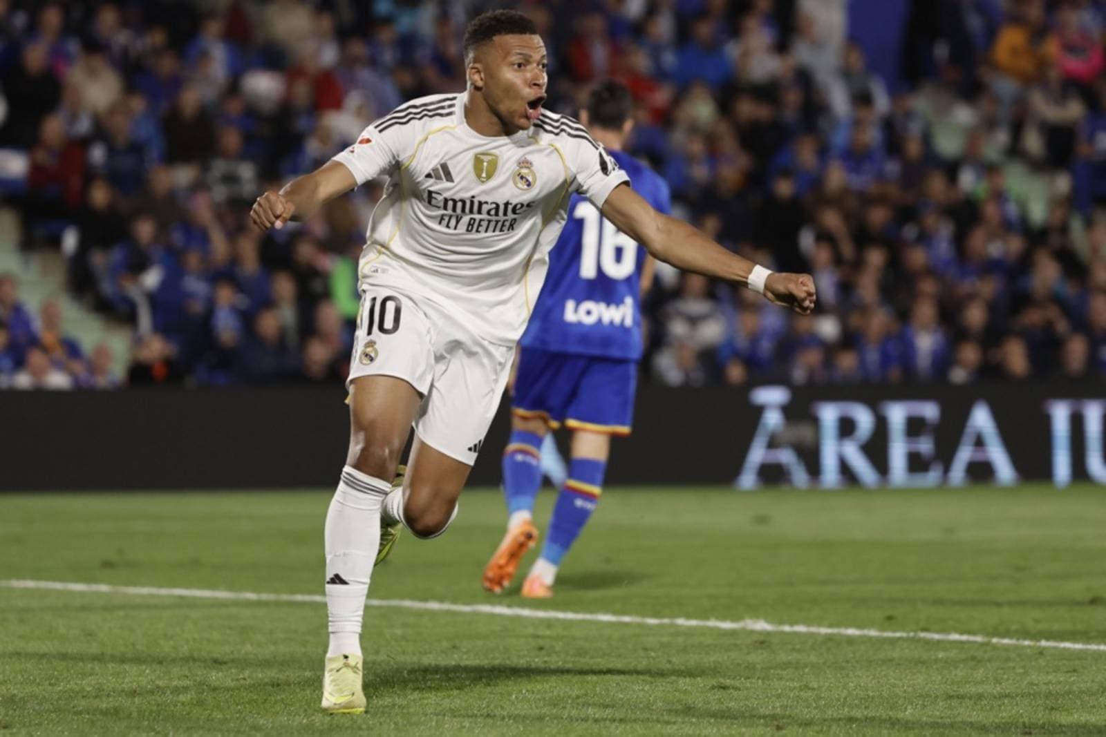 Cover Image for Mbappe sends Real Madrid top as Getafe self-destruct