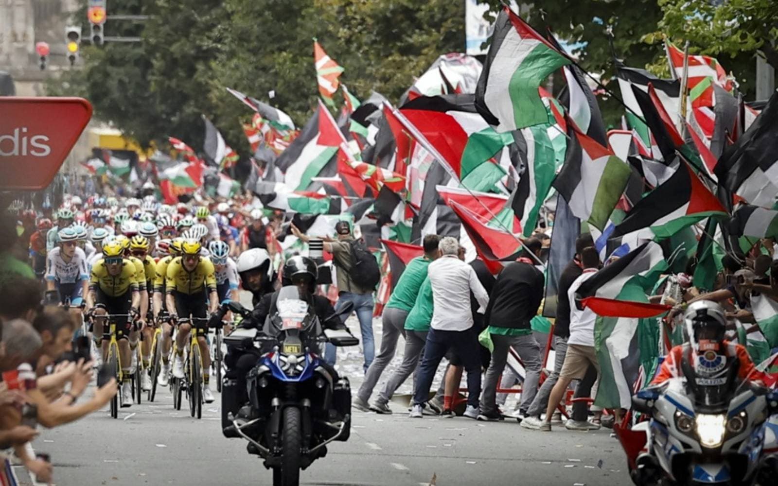 Cover Image for Iniesta’s company rebranding Israel Premier Tech cycling team