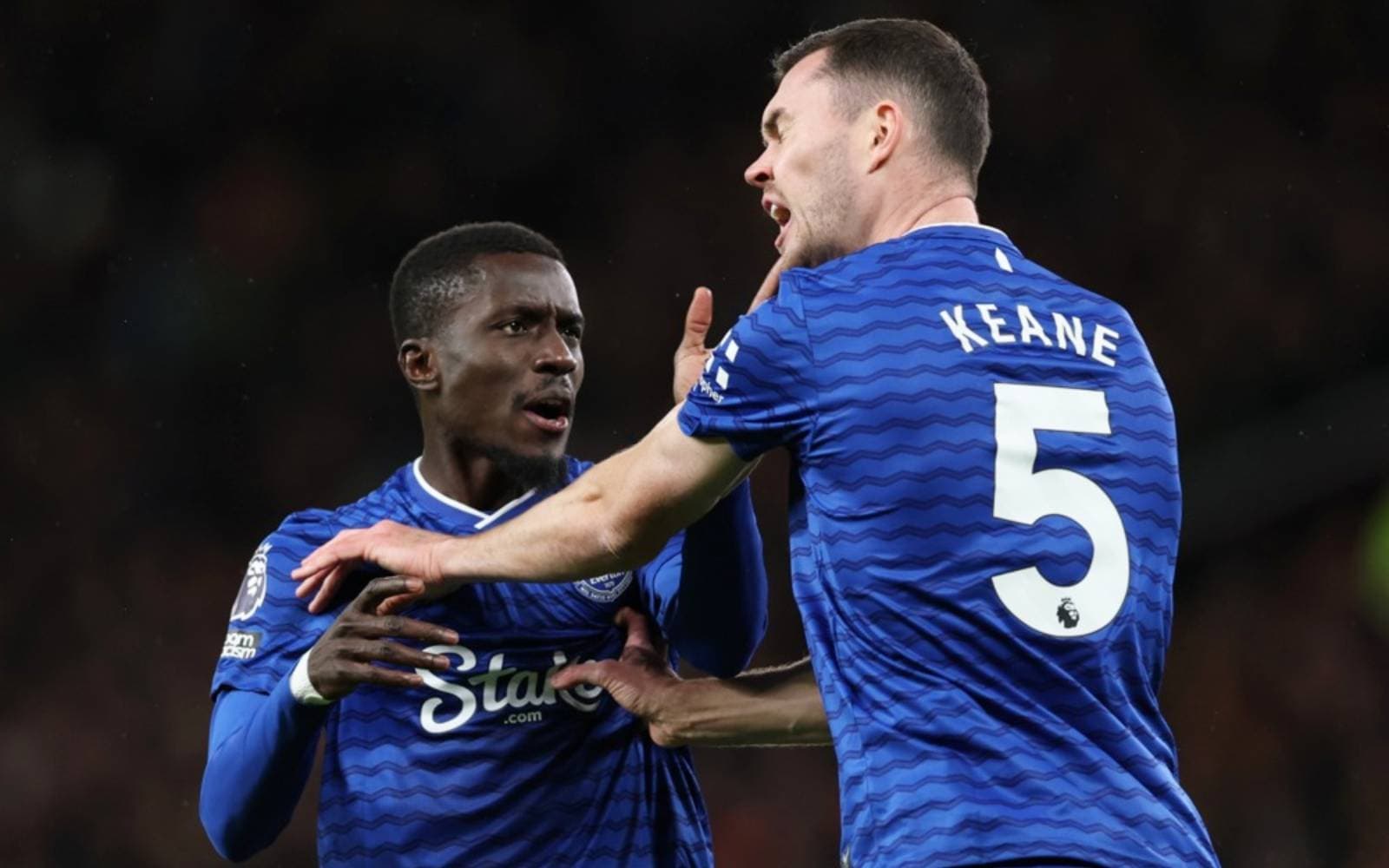 Cover Image for Everton shrug off bizarre red card to beat Man Utd