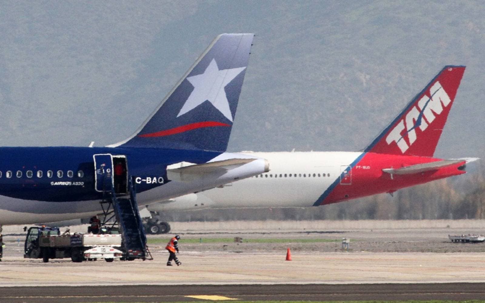 Cover Image for Six airlines cancel Venezuela flights after US warning