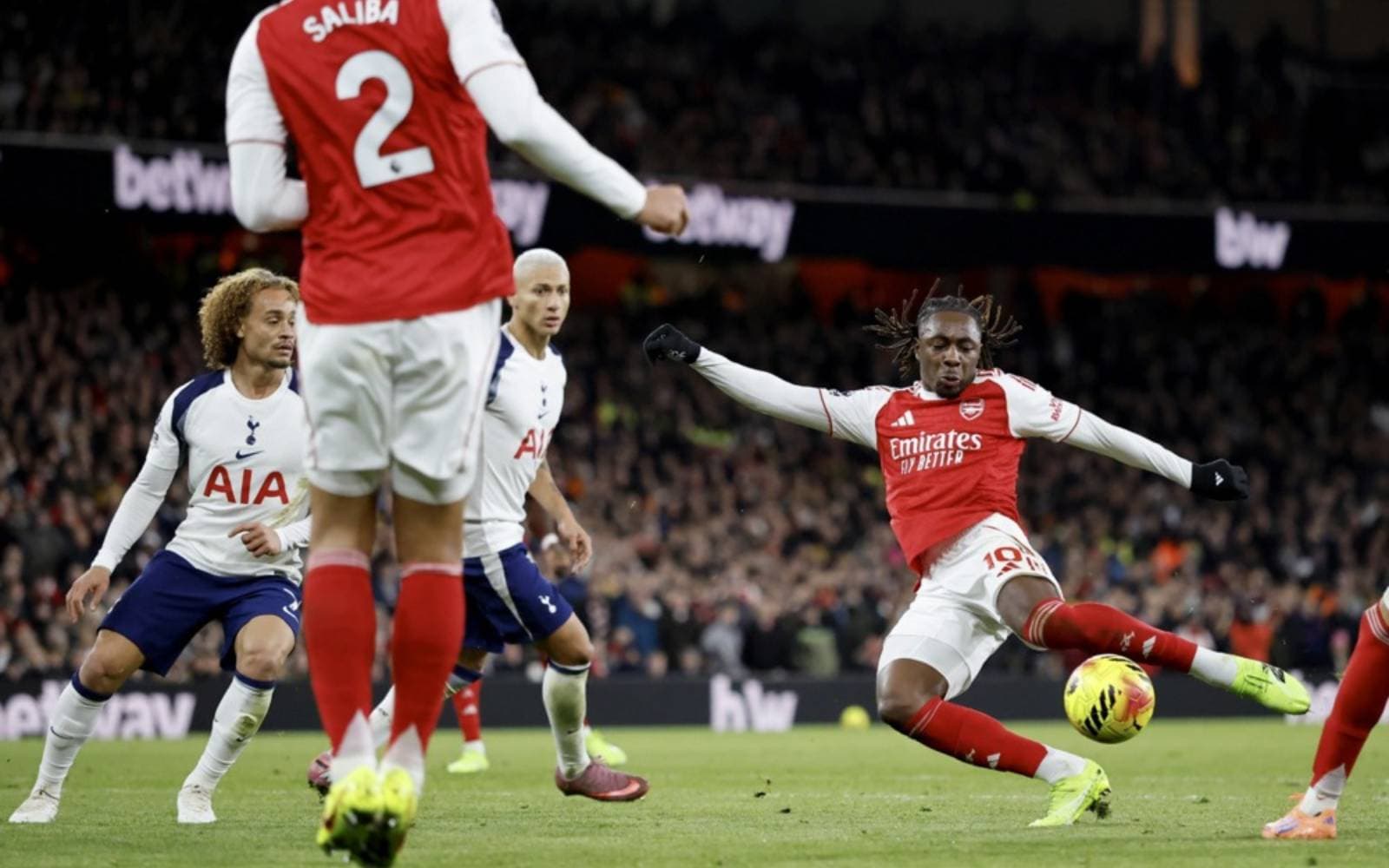 Cover Image for Eze’s derby hattrick sends Arsenal six points clear
