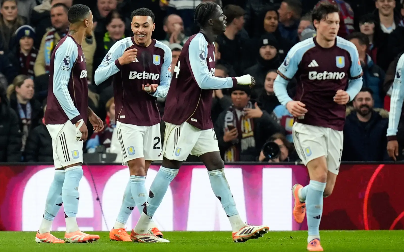 Cover Image for Villa face Chelsea test as Premier League title race heats up