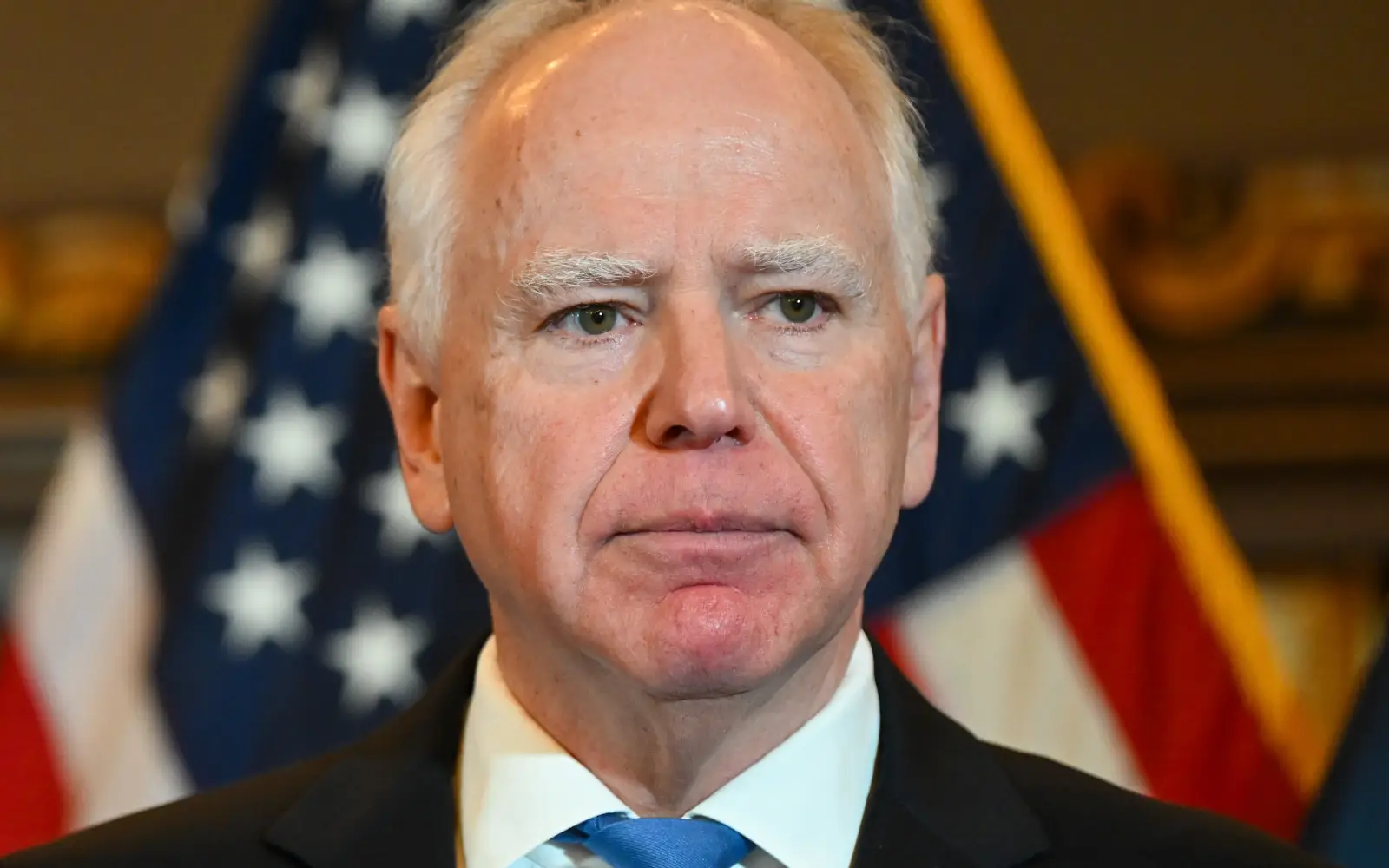 Cover Image for Minnesota governor slams ‘another horrific shooting’ by federal agents