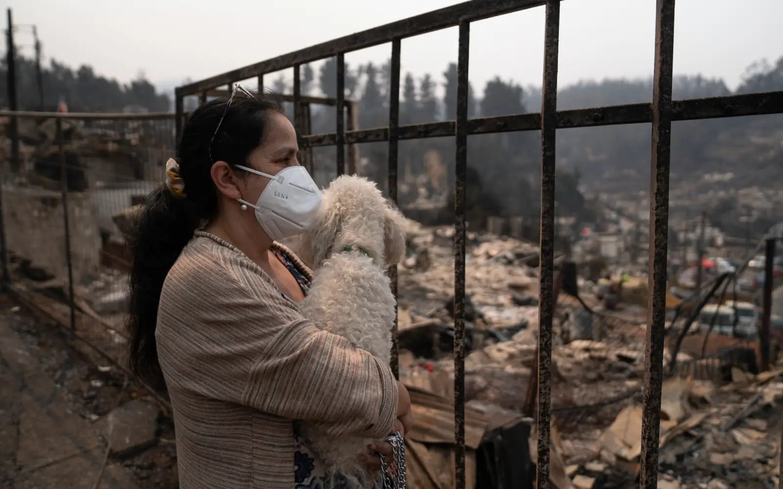 Cover Image for Chile blaze victims plead for help from razed neighbourhoods