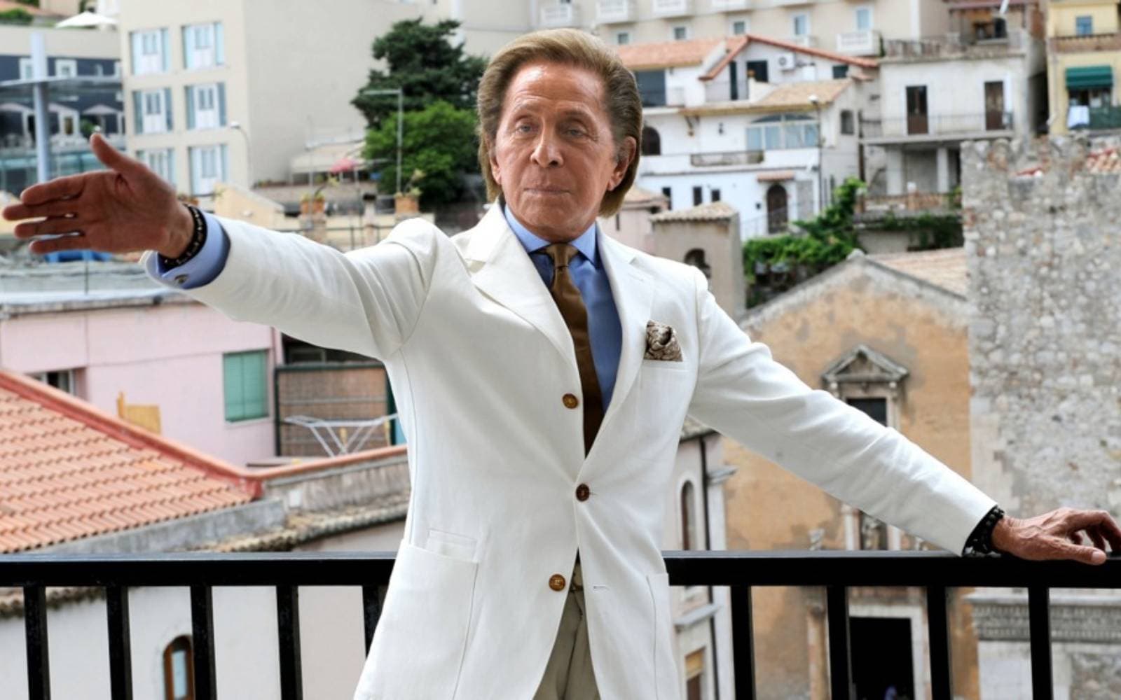 Cover Image for Valentino, leading Italian fashion designer, dies at 93