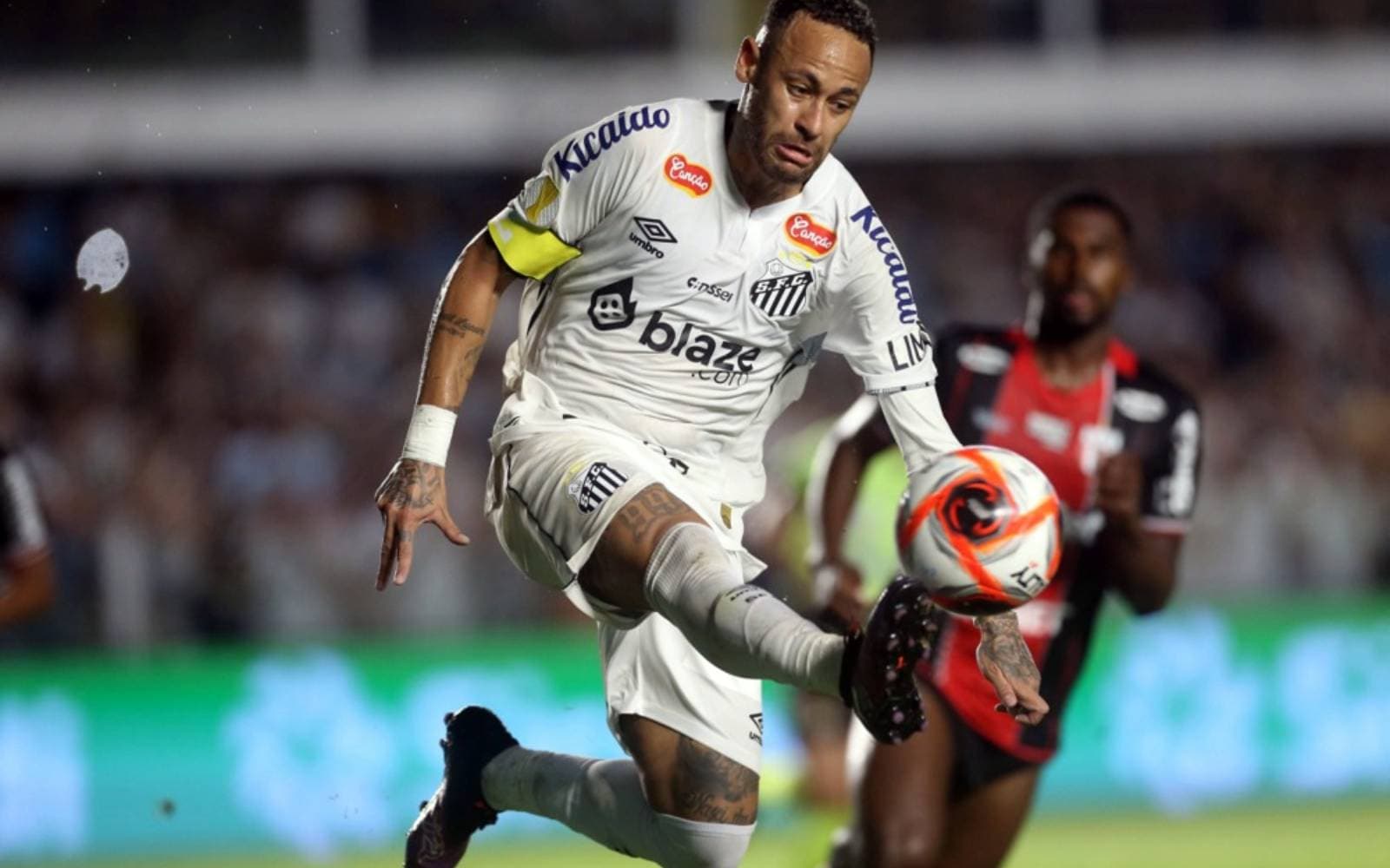 Cover Image for Neymar extends Santos deal through 2026, eyeing World Cup return
