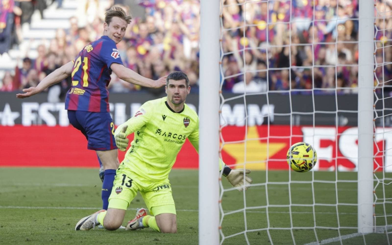 Cover Image for Barcelona return to LaLiga summit with 3-0 win over Levante