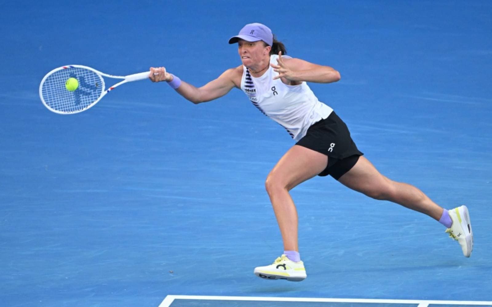 Cover Image for Swiatek, Rybakina fight back to reach Qatar Open quarter-finals