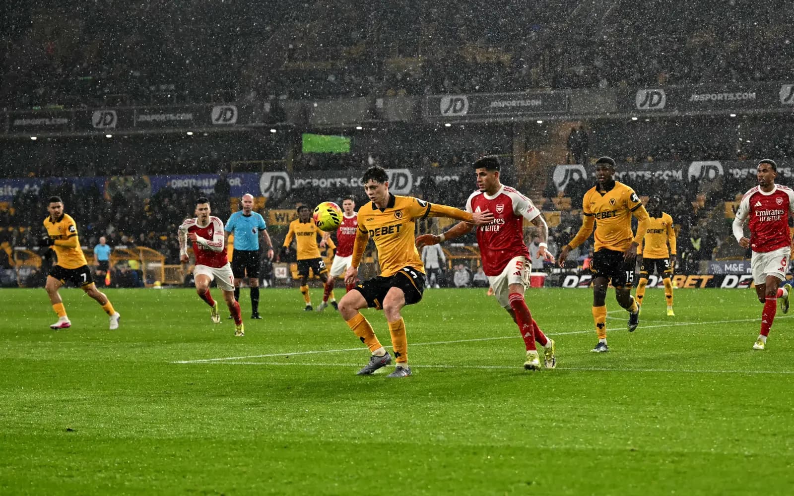 Cover Image for Arsenal blow 2-goal lead in damaging Wolves draw