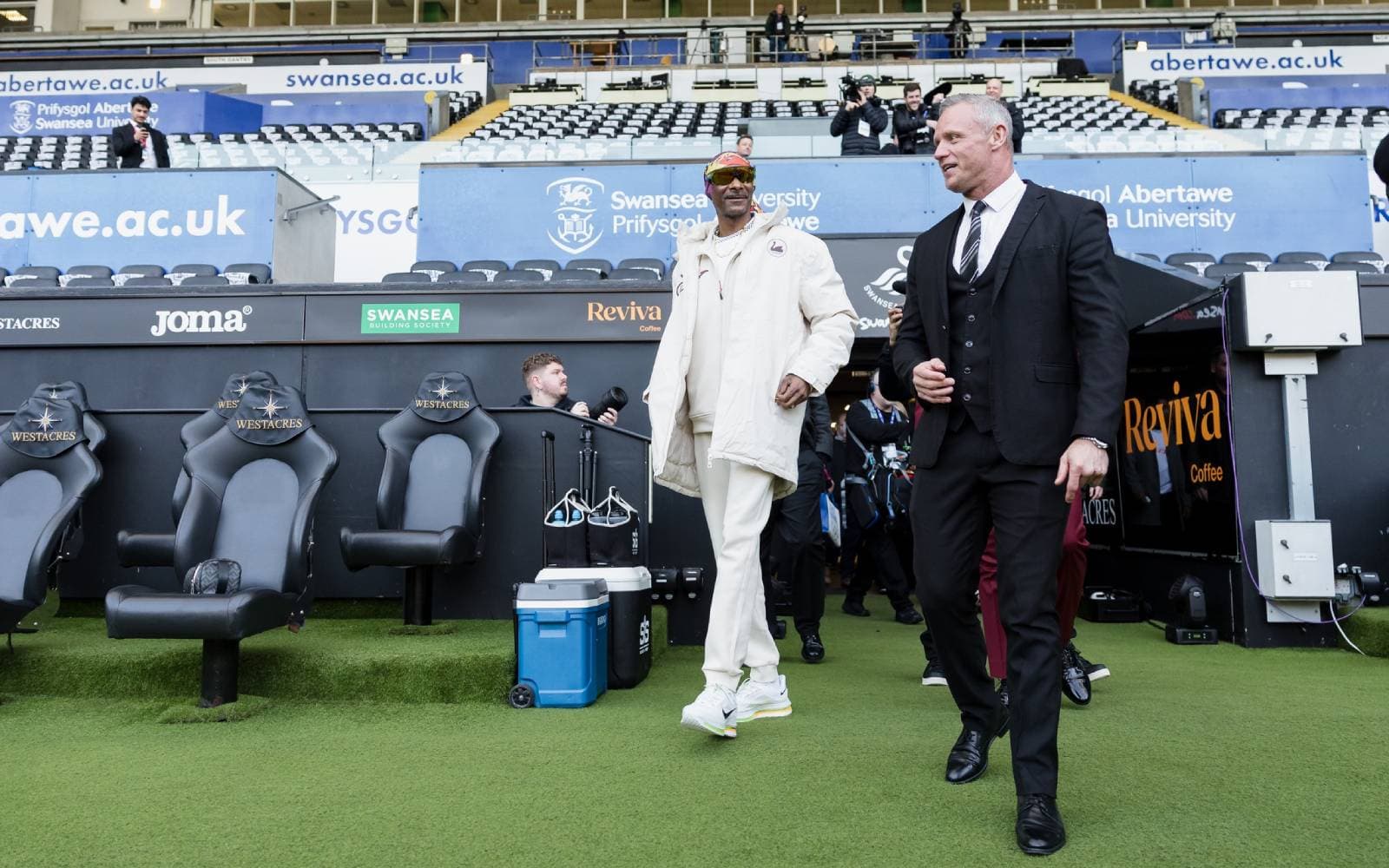 Cover Image for Snoop Dogg given hero’s welcome in first trip to Swansea