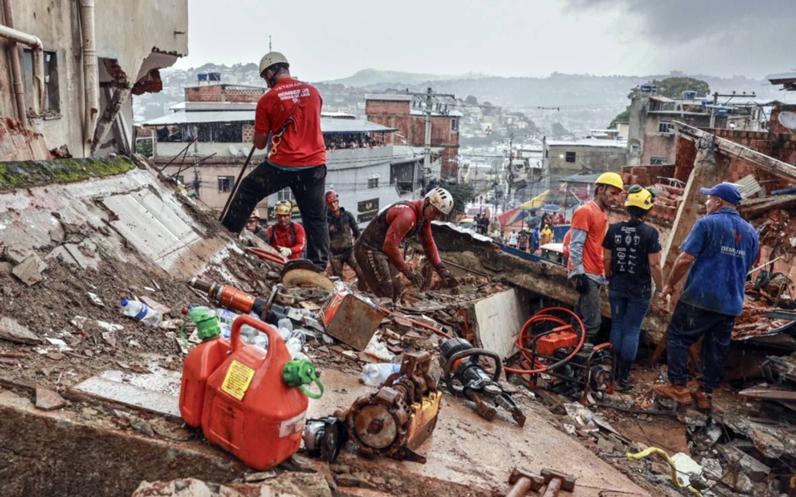 Cover Image for Rescuers search for missing after deluge kills 30 in Brazil