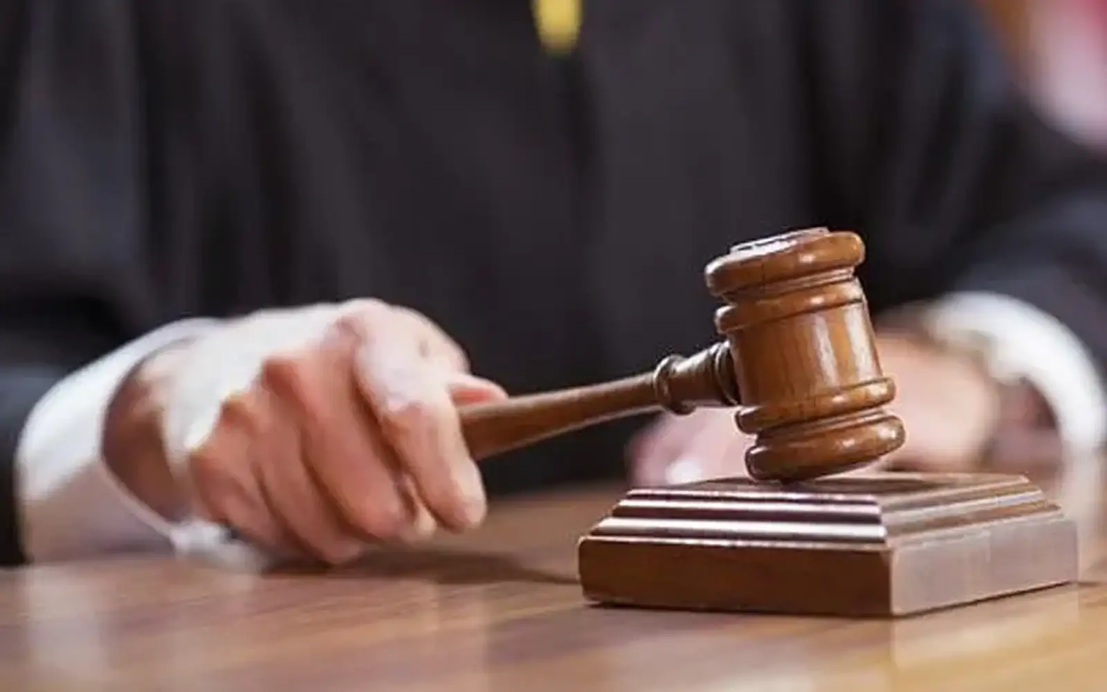 Cover Image for Man claims trial to threatening brother with knife