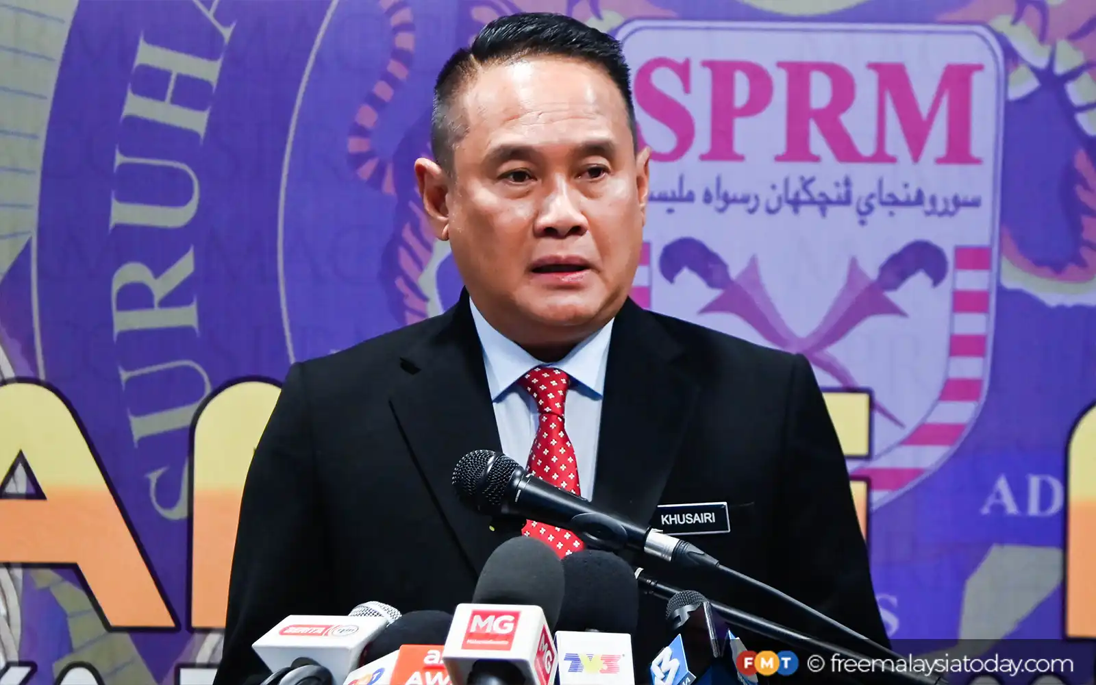 Cover Image for 3 enforcement officers among 12 held in lorry bribery probe