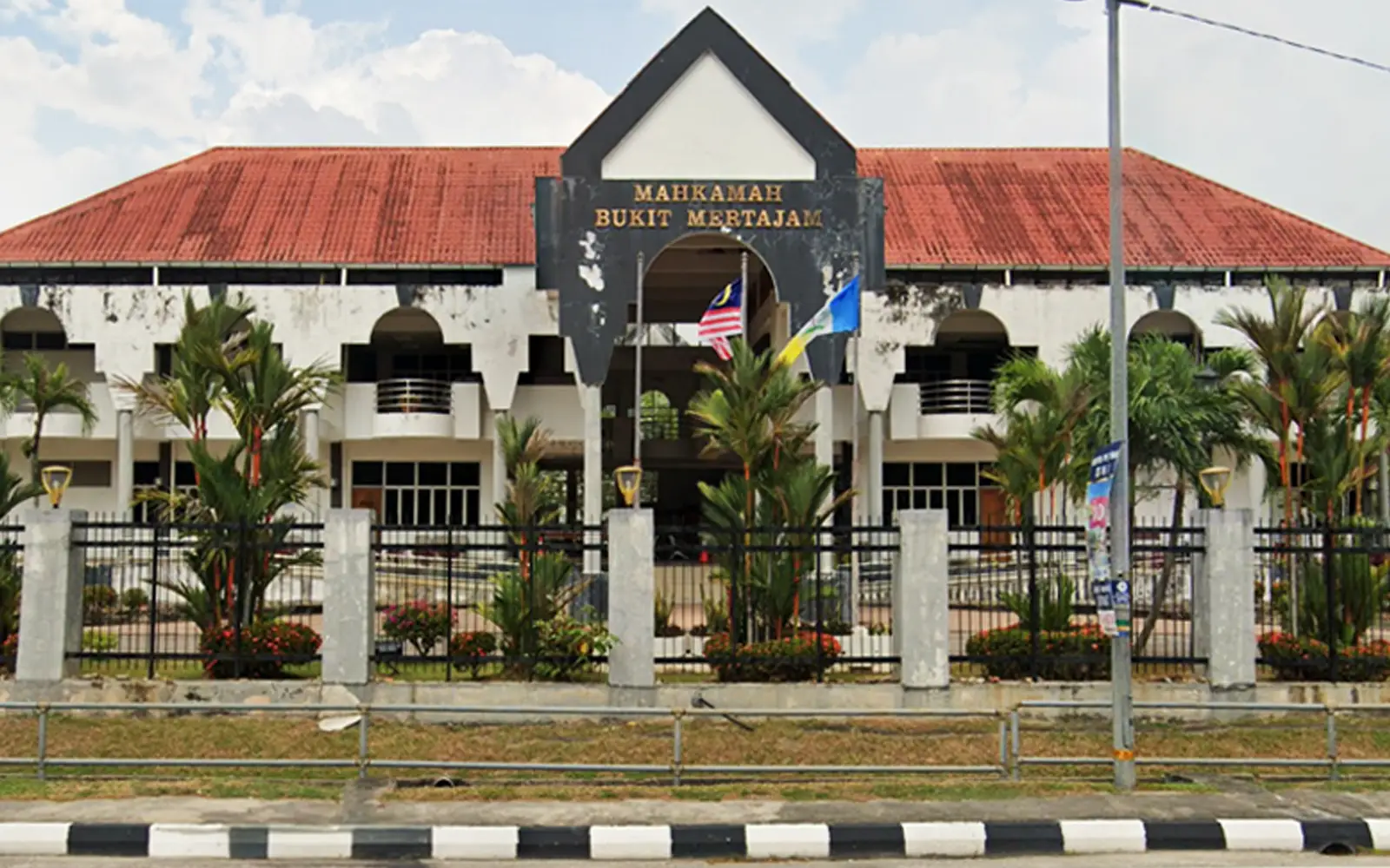 Cover Image for HIV-positive spa owner pleads guilty to putting others at risk