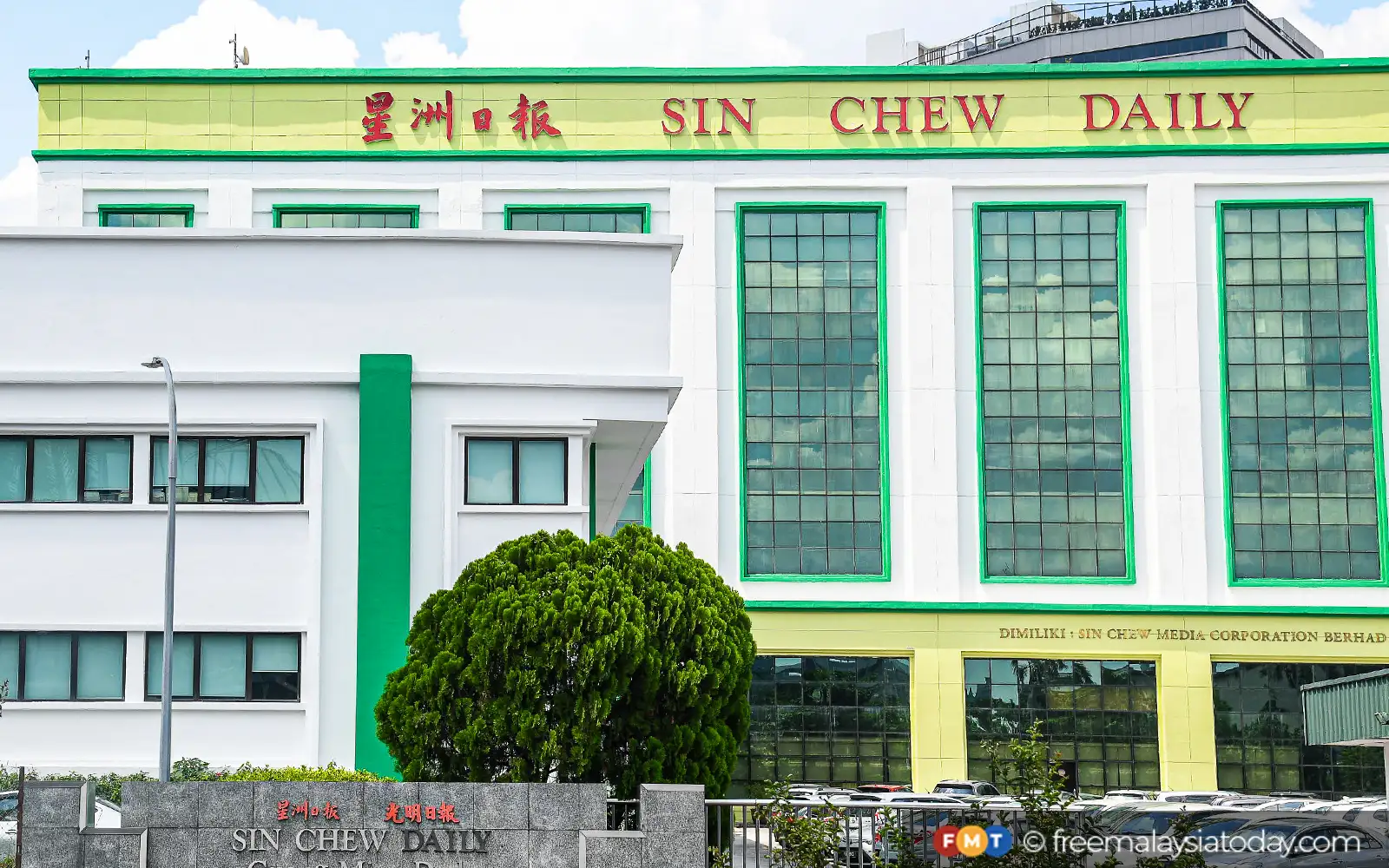 Cover Image for Mahkamah arah Sin Chew bayar RM45,000 kepada bekas menteri