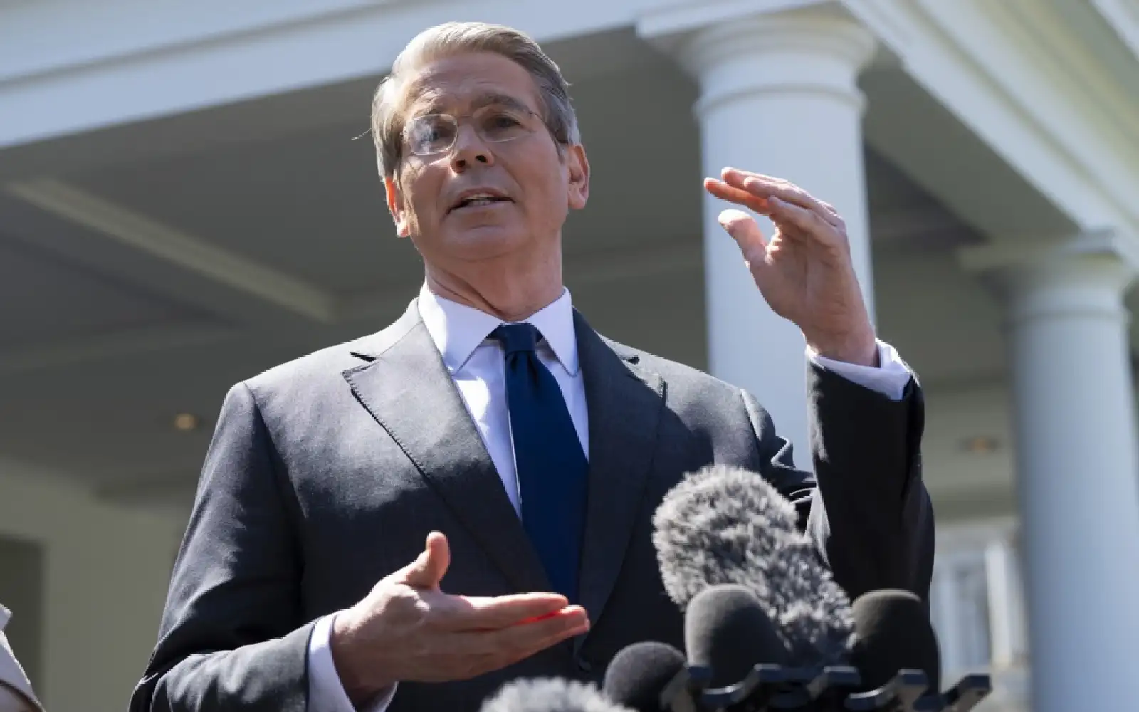 Cover Image for US to slap full tariffs on Canada if it seals China trade deal