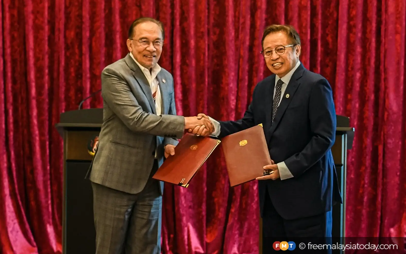 Cover Image for Hormat kerangka disepakati Anwar-Abang Jo selesai pertikaian minyak, kata penganalisis