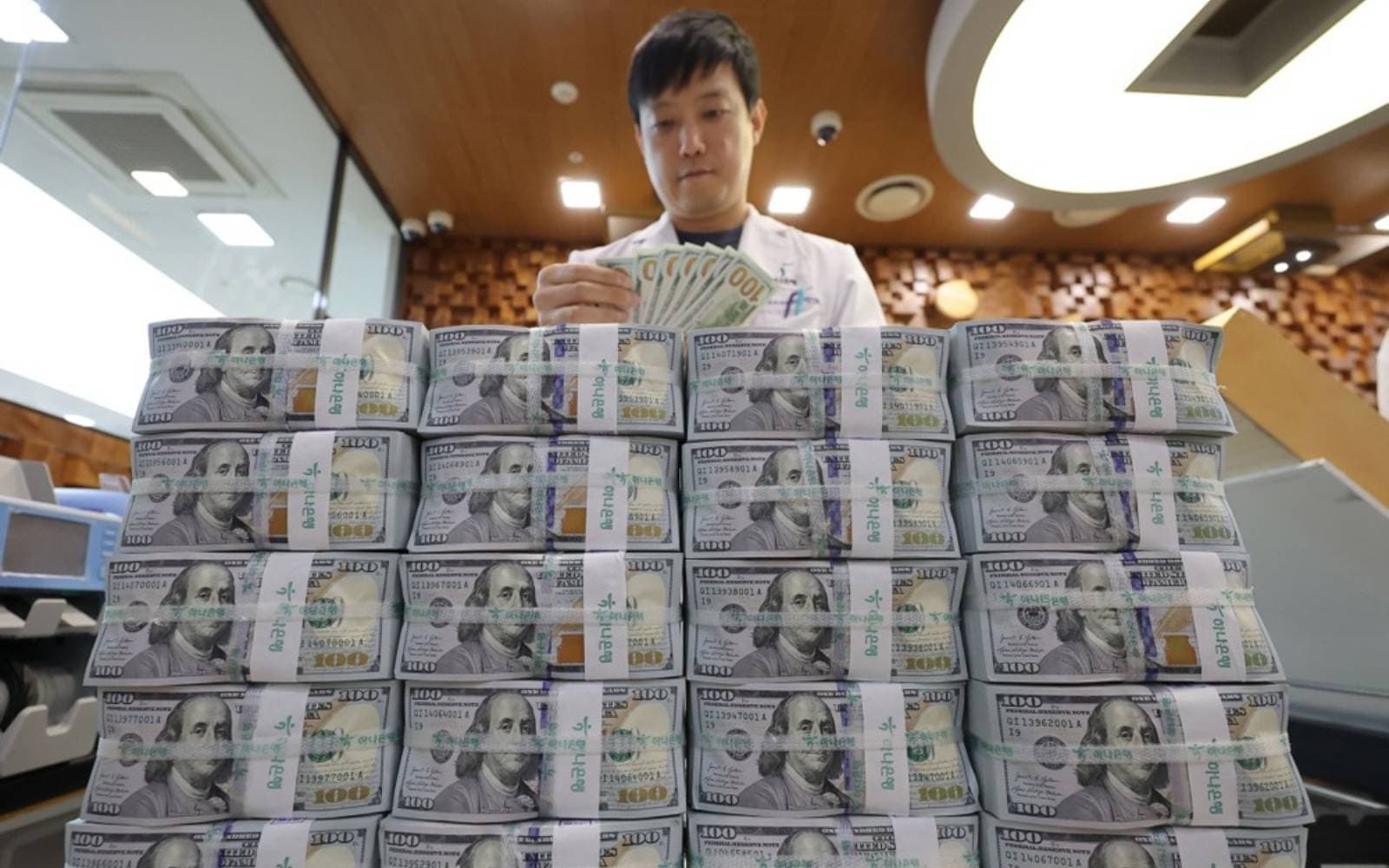 Cover Image for Dollar unfazed even as Fed cut comes back into view