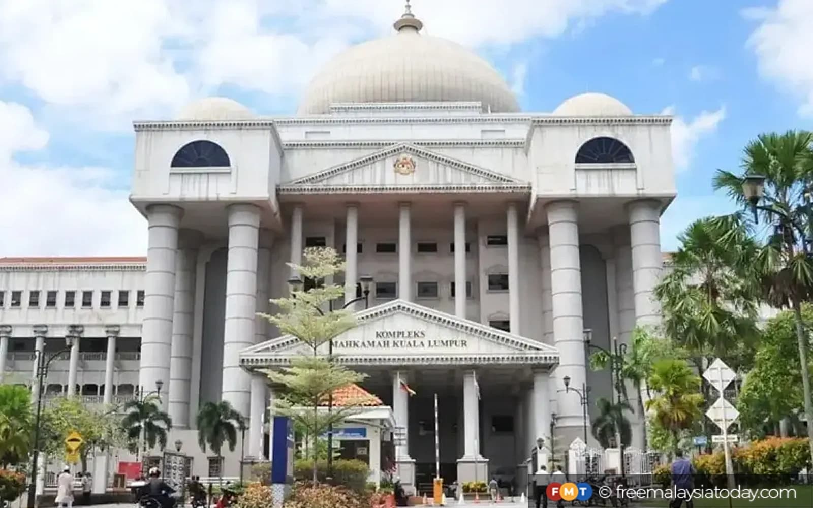 Cover Image for Ejen insurans dituduh menyamar pengarah syarikat, tipu RM900,000