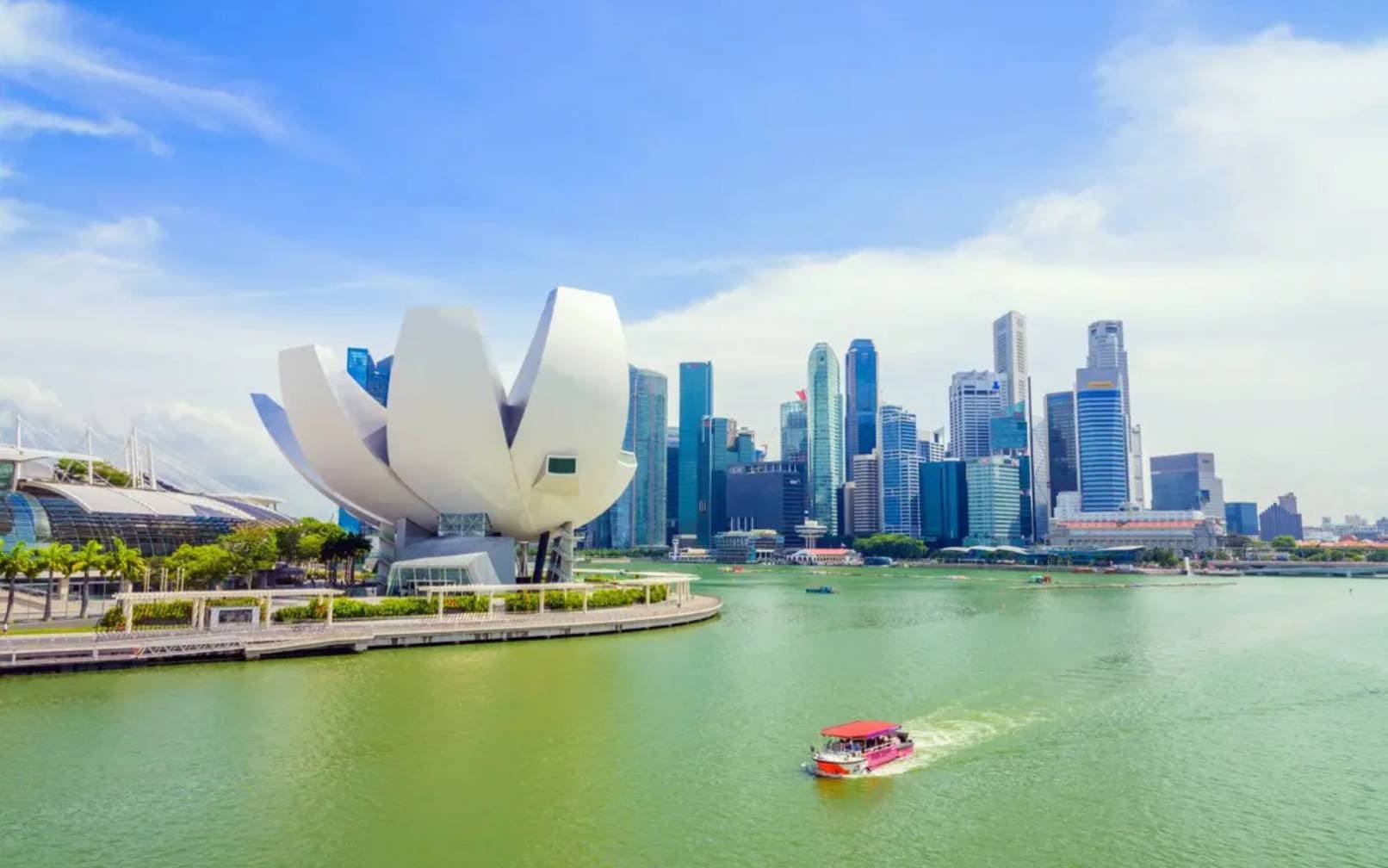 Cover Image for Singapore sees slower 2026 after robust year against tariffs